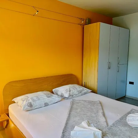 Front One Bedroom (adults Only) アパート