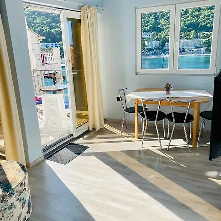 Front One Bedroom (adults Only) アパート